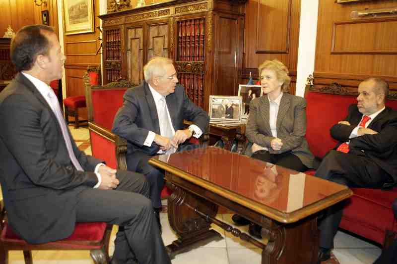 Becerril destaca las buenas condiciones del CETI de Melilla pese a su saturación