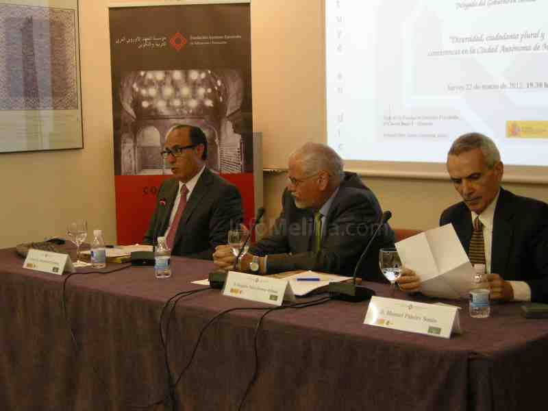 El delegado del Gobierno habla en Granada sobre la diversidad y convivencia ejemplar de la sociedad melillense