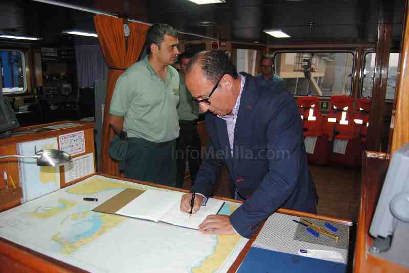 El delegado del Gobierno visita a la tripulación del “Río Miño” y la felicita por su eficaz actuación