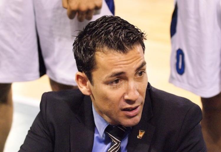 Gonzalo García estará un año más dirigiendo a Melilla Baloncesto