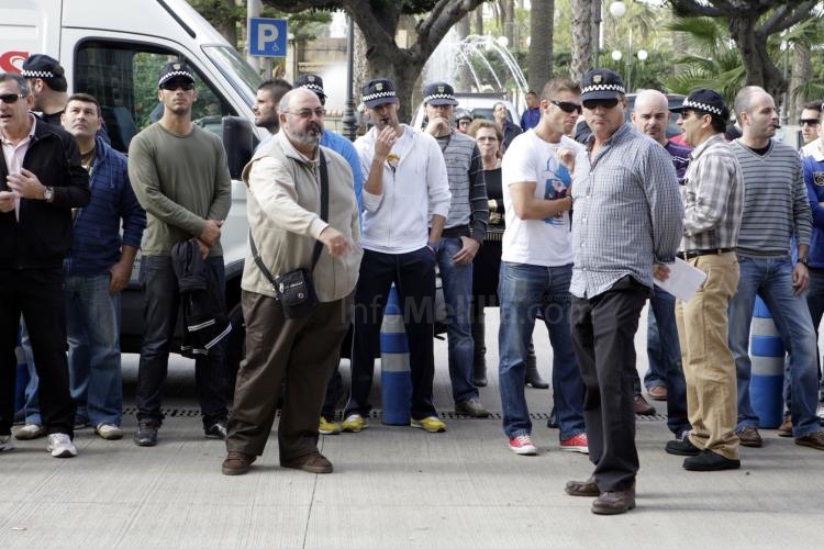 Calderón cree "impropia" la protesta de policías locales y recuerda que lo que se persigue es dar cumplimiendo a un RD