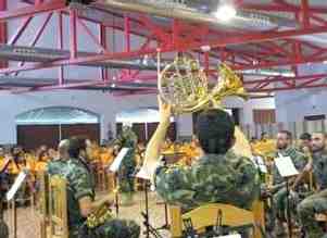La Unidad de Música militar ofrece un divertido concierto a los niños de las Colonias Urbanas de Cáritas