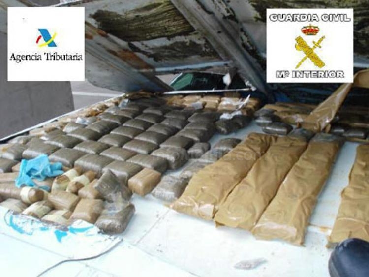 La Guardia Civil descubrió 100 kilos de polen de hachís ocultos en el techo de una furgoneta