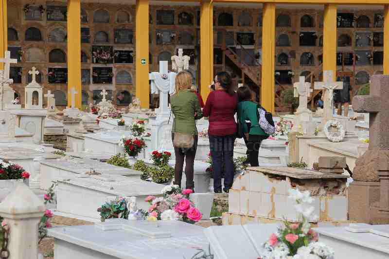 Cientos de melillenses cumplen con la tradicion de Todos los Santos y acuden al cementerio para recordar a sus familiares fallecidos