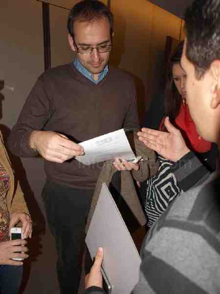 Momento de la entrega de la petición