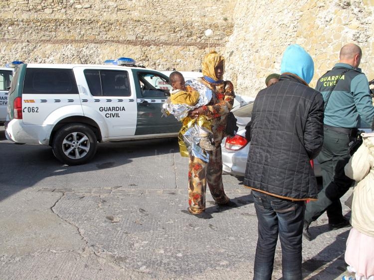 Catorce inmigrantes, dos de ellos bebés, han llegado hoy a la costa de Melilla a bordo de una frágil embarcación