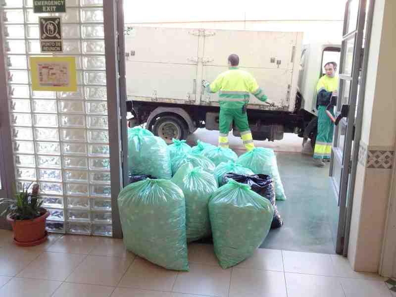 El Colegio Enrique Soler recoge tres toneladas de tapones para salvar la vida a Aitana