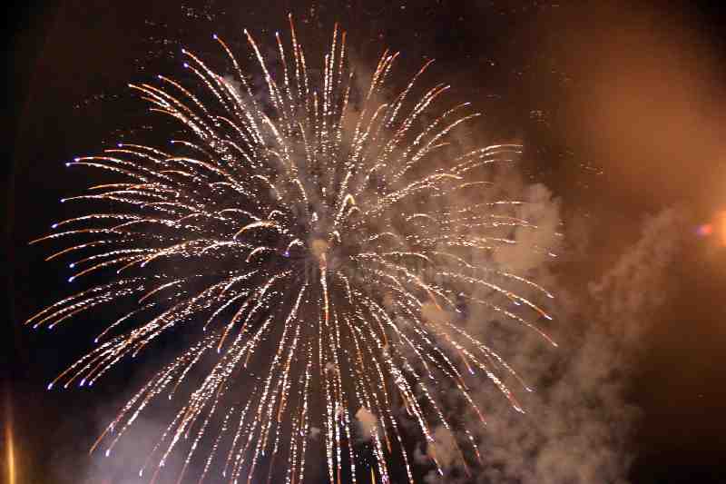 Miles de melillenses asisten atentos a la quema de la candelaria de la mágica noche de San Juan