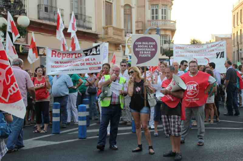 La Cumbre Social de Melilla vuelve a salir a las calles para protestar por los recortes del Gobierno