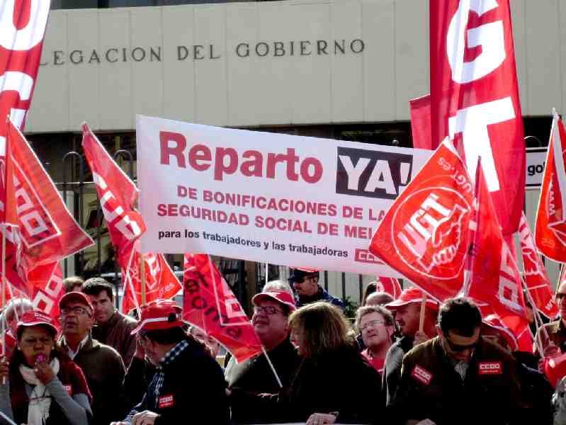 Los sindicatos inician las movilizaciones contra una reforma laboral que supone "una declaración de guerra a los trabajadores"