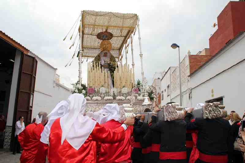 La voluntad de los portadores de 'La Pollinica' permite a la Virgen de Gracia y Esperanza hacer un breve paseo a las puertas de su Hermandad