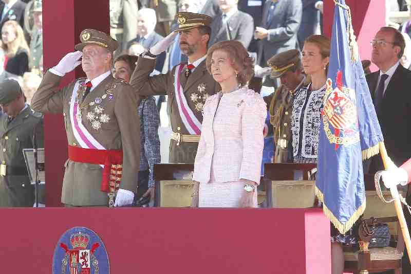 El Rey condecora al Regimiento de Caballería Alcántara, los "héroes del Annual"