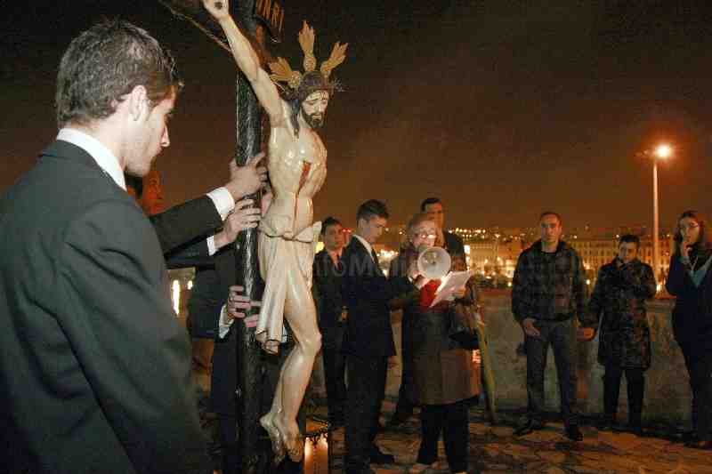 Las calles del Pueblo viven un emotivo Vía Crucis con el Cristo del Socorro