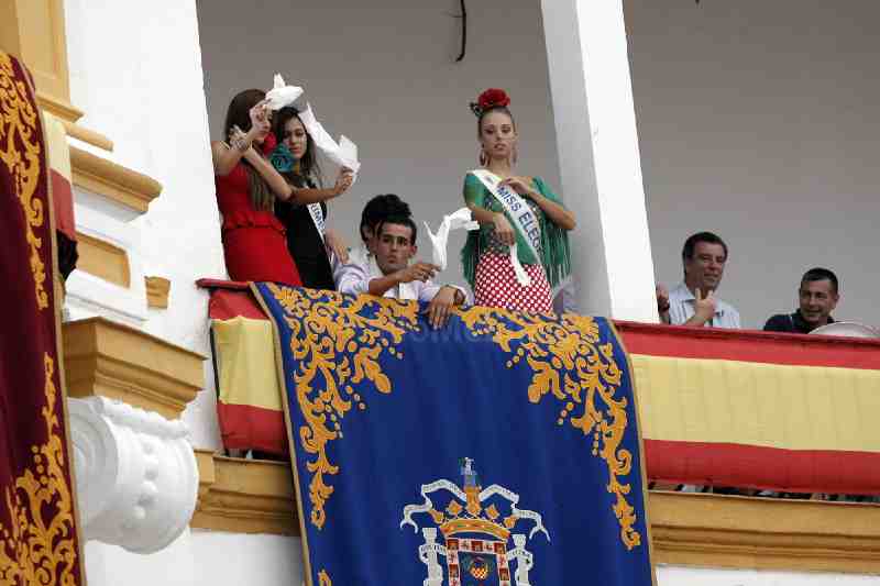 Padilla, "El Fandi" y Arenas salen a hombros en Melilla