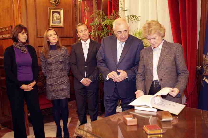 Becerril destaca las buenas condiciones del CETI de Melilla pese a su saturación