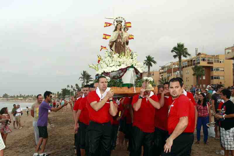El levante impidió el tradicional paseo de la Virgen del Carmen por la bahía melillense