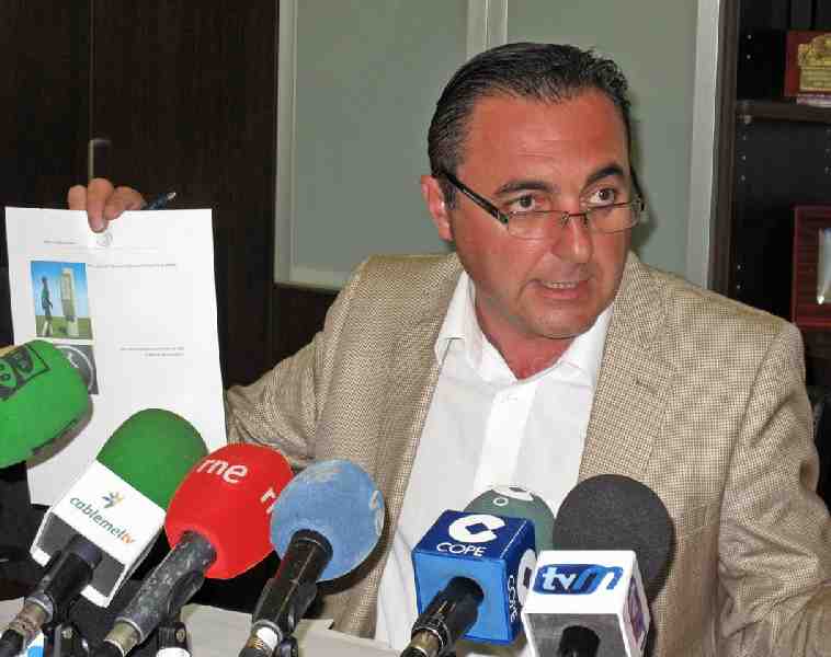 Javier Mateo muestra imágenes del proyecto a los medios