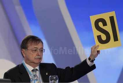 Juan Jesús Vivas, emitiendo su voto a favor de una de las ponencias del PP en el congreso