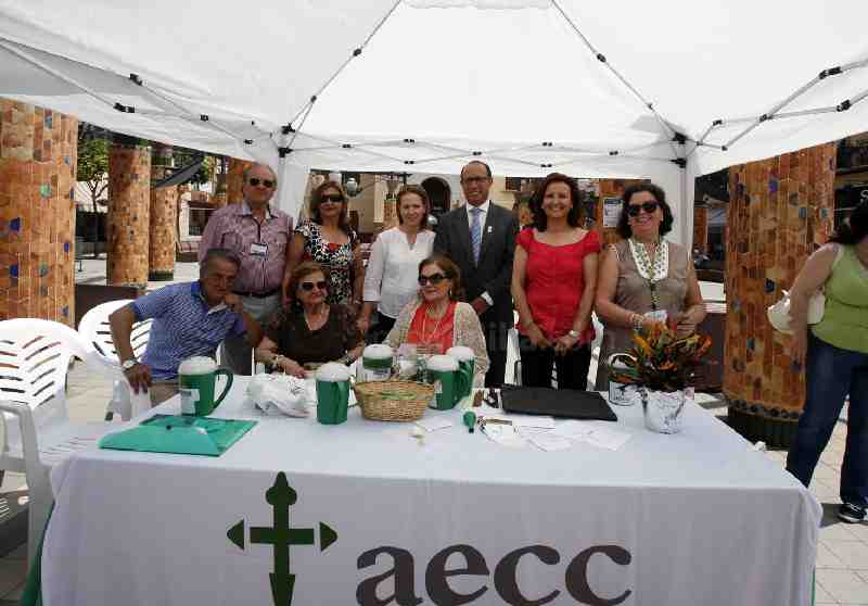La AECC sigue recibiendo el apoyo de ciudadanos y autoridades en el día de su cuestación anual
