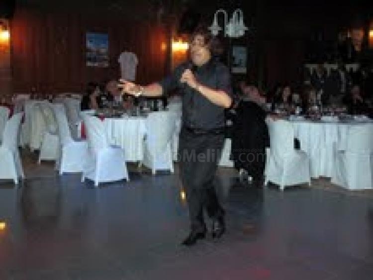 Larry en plena actuación