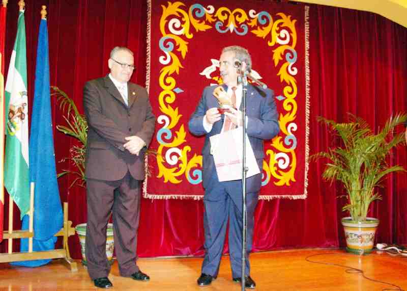 El presidente de la Casa de Granada entrega un Ánfora Fenicia