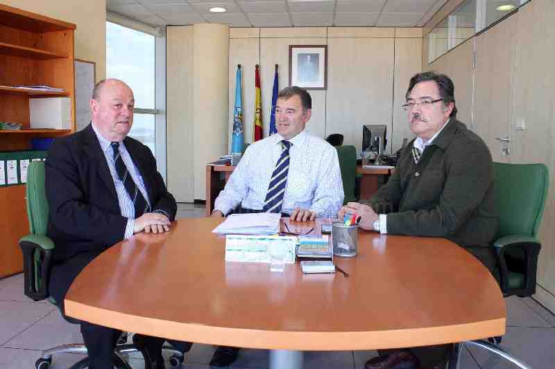 Sánchez Beláustegui, Robles y Villaroel durante el traspaso de funciones