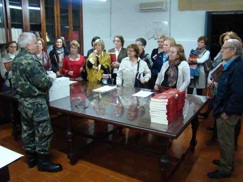 El Aula Permanente de Formación Abierta de la Universidad de Granada visita el museo militar