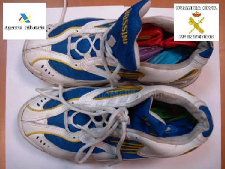 Uno de los detenidos ocultaba la droga en sus zapatillas