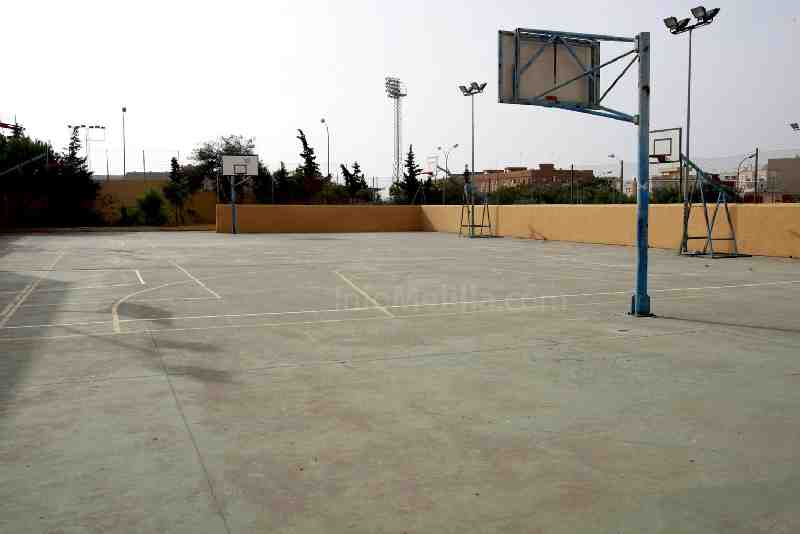Melilla invertirá un millón de euros en cubrir las pistas deportivas de tres centros escolares