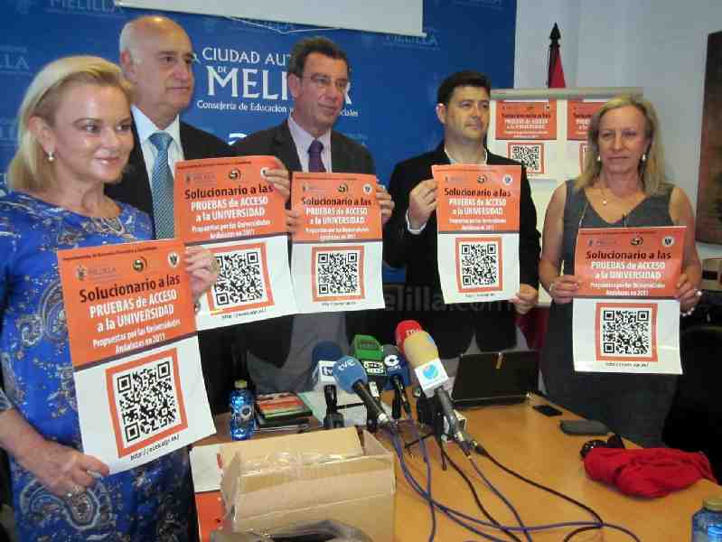 El Campus de Melilla introduce el lector del código QR para acceder al Solucionario a las PAU