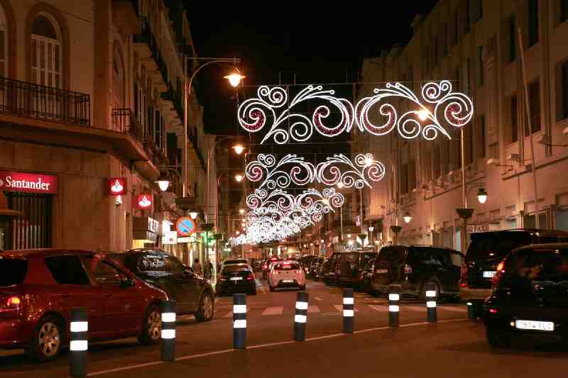 Miles de bombillas de colores iluminan ya la Navidad melillense