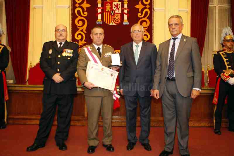 La Policía Local entrega su Medalla de Oro a la COMGEMEL en reconocimiento por la estrecha colaboración que mantienen