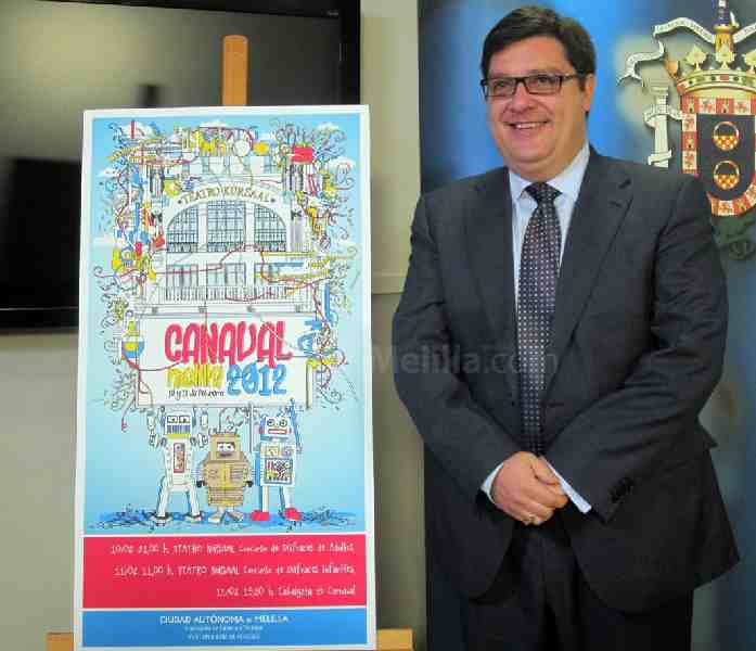 Francisco Díaz posa junto al cartel de Carnaval Melilla 2012