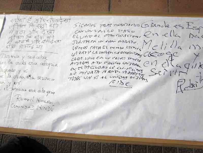 Los poemas se han plasmado en una gran alfombra de papel
