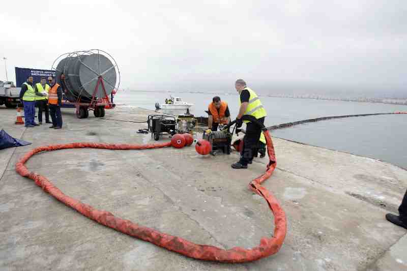 Los trabajadores del Puerto participan en un simulacro de vertido de sustancias contaminantes en el mar