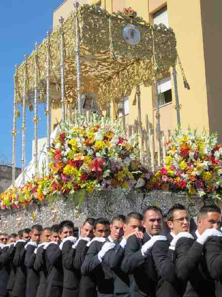 Nuestra Señora del Rocío, espléndida en el Domingo de Resurrección