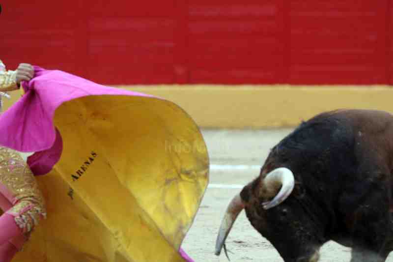 Padilla, "El Fandi" y Arenas salen a hombros en Melilla