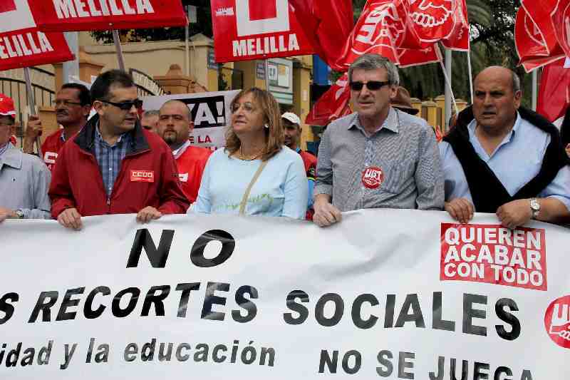 UGT y CCOO protestan por los recortes del Gobierno central dejando claro que "con la Sanidad y la Educación no se juega"