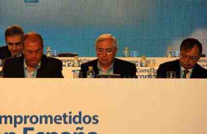 Durante las restantes intervenciones, ha estado sentado junto al presidente ceutí, Juan Jesús Vivas
