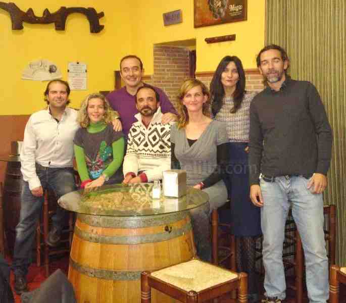 'Beberse a versos' en Los Cabales gracias a la joven poesía del grupo de autores 'Etcétera'