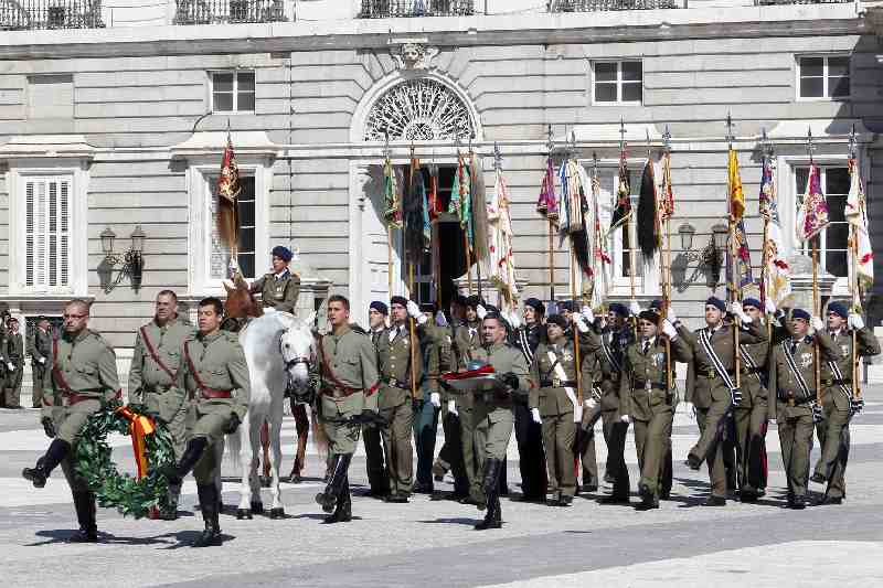 El Rey condecora al Regimiento de Caballería Alcántara, los "héroes del Annual"