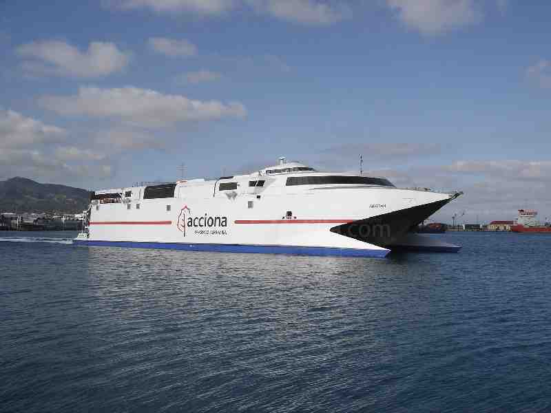 El barco rápido 'Alborán' de Trasmediterránea reforzará la línea entre Melilla y Málaga durante el puente de la Constitución