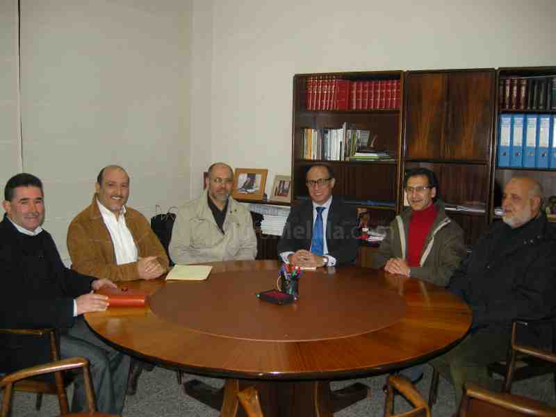 El Barkani junto a los directivos de la Asociación de Vecinos del Cerro de Palma Santa
