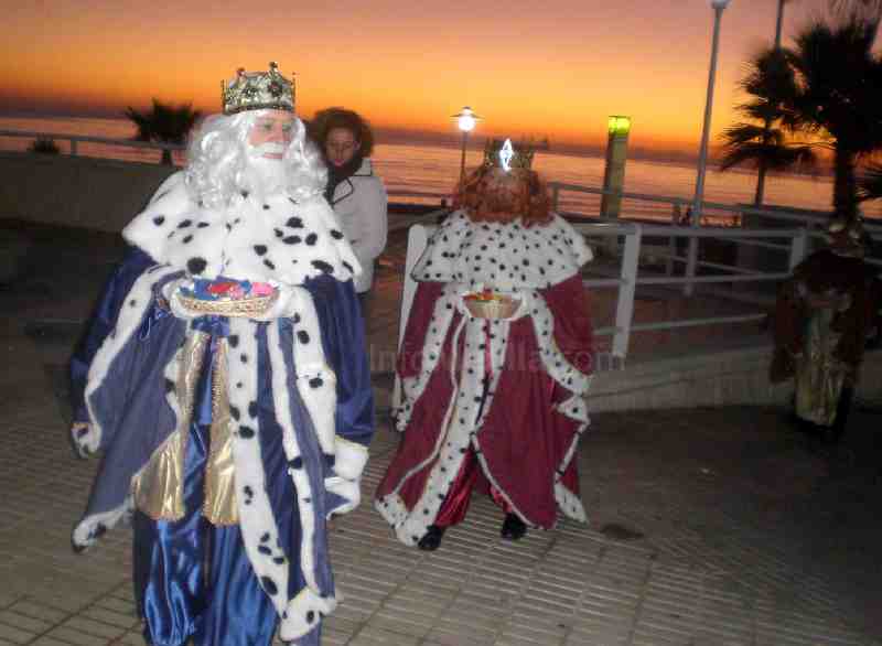 Los Reyes Magos también repartieron sus regalos a los niños y mayores de la Casa de Melilla en Almería