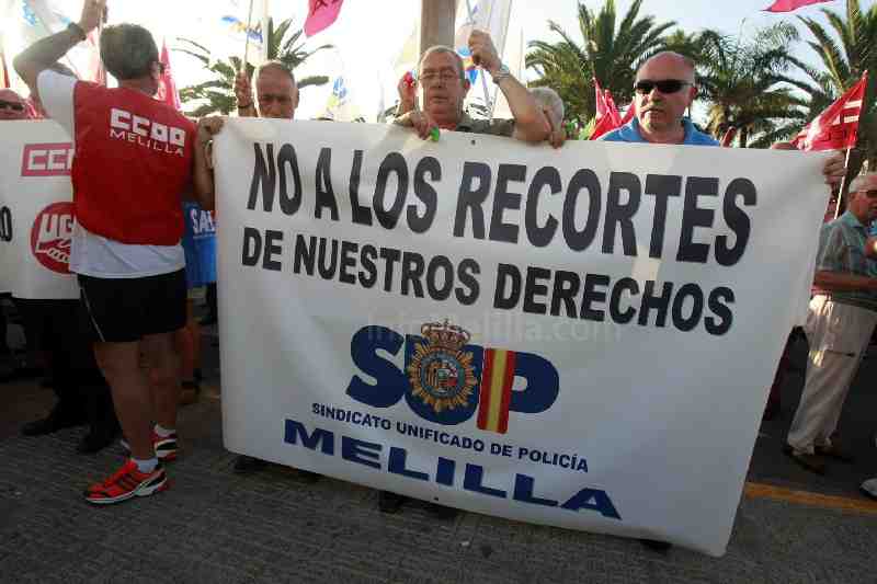 Más de medio millar de melillenses participan en la protesta contra los recortes aprobados por el Gobierno central
