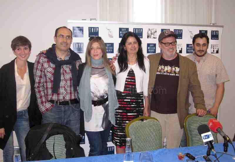 Simi Chocrón junto a los protagonistas y al director de la obra