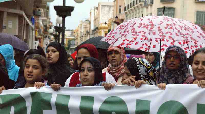 Las musulmanas han caminado detrás de los hombres