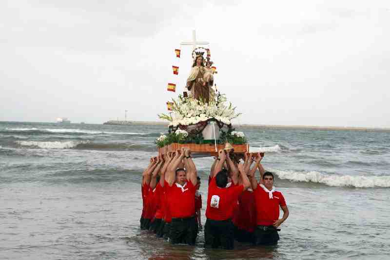 El levante impidió el tradicional paseo de la Virgen del Carmen por la bahía melillense