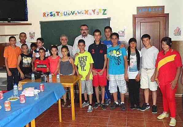 La Consejería Adjunta a la Presidencia premia el esfuerzo académico de los jóvenes de 'Las Palmeras'