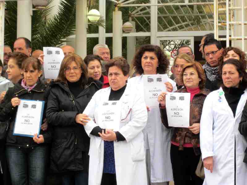 Han mostrado carteles con la frase 'La agresión no es solución'